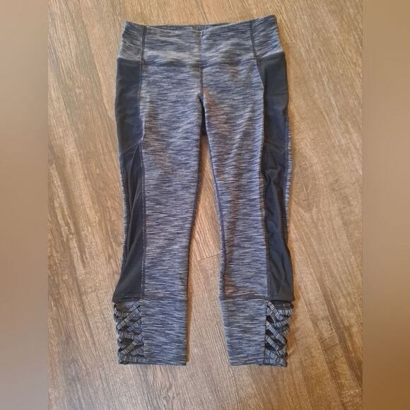 Athleta Mind Over Mat Capri Leggings size Extra Small Black and Grey - Picture 1 of 5